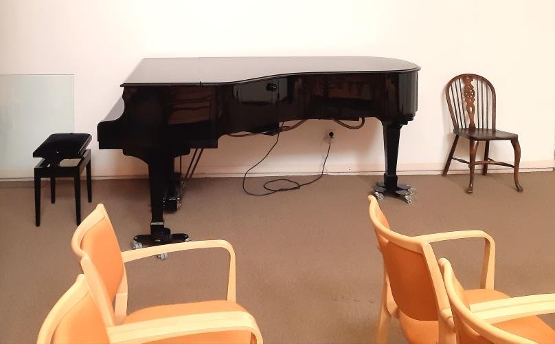 De grote zaal met vleugel in het pand AP78