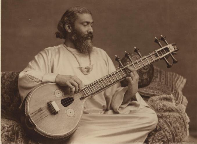 Hazrat Inayat Khan met muziekinstrument