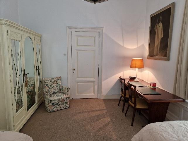 Logeerkamer met bureau en kast